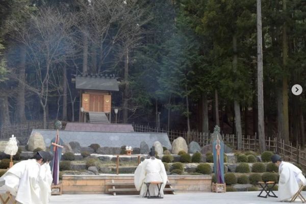 不二阿祖山太神宮（富士山太神宮）の本殿に向かって参拝