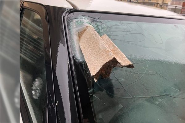 本町中部では暴風で飛ばされたコンクリート片が車のフロントガラスに突き刺さっている車も。
