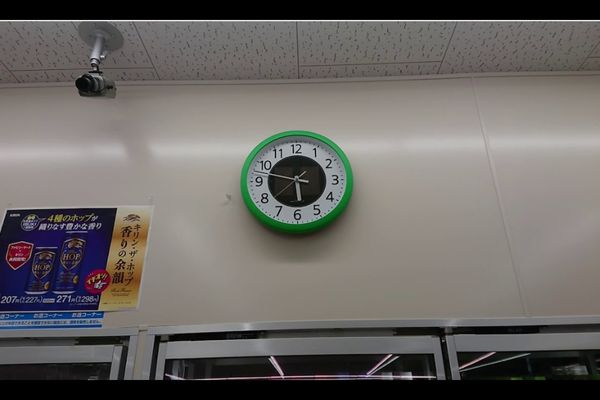 ファミリーマート店内の時計