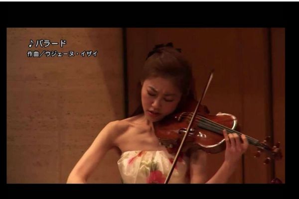 バイオリンを演奏する末延麻裕子さん
